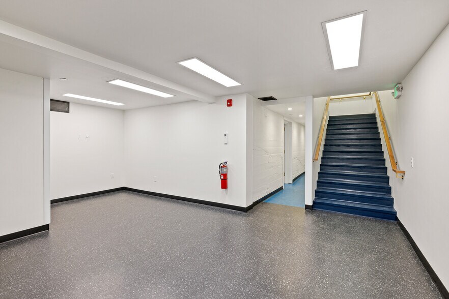 More Photos Of 22 Grinnell Plz, Sheridan General Retail For Lease