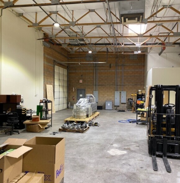 More Photos Of 8541 E Anderson Dr, Scottsdale Light Distribution For Lease