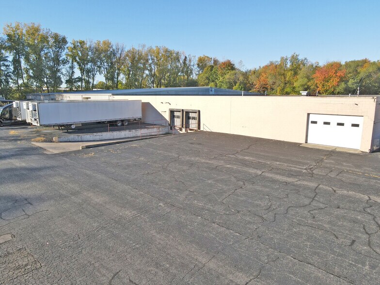 More Photos Of 2135 Industrial Pky, Elkhart Manufacturing For Sale