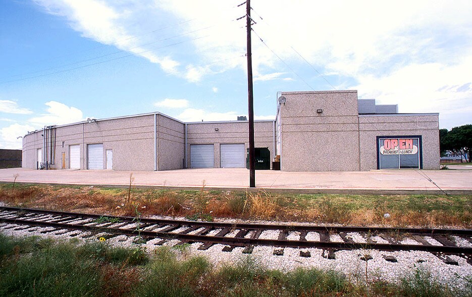 More Photos Of 1421 Champion Dr, Carrollton Unknown For Lease