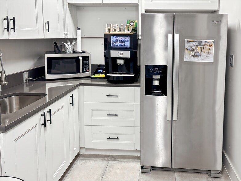 More Photos Of 6821 N Southpoint Dr, Jacksonville Coworking Space