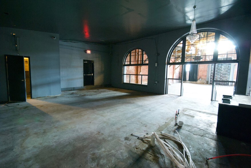 More Photos Of 3221-3225 Olive St, Saint Louis Bar For Lease
