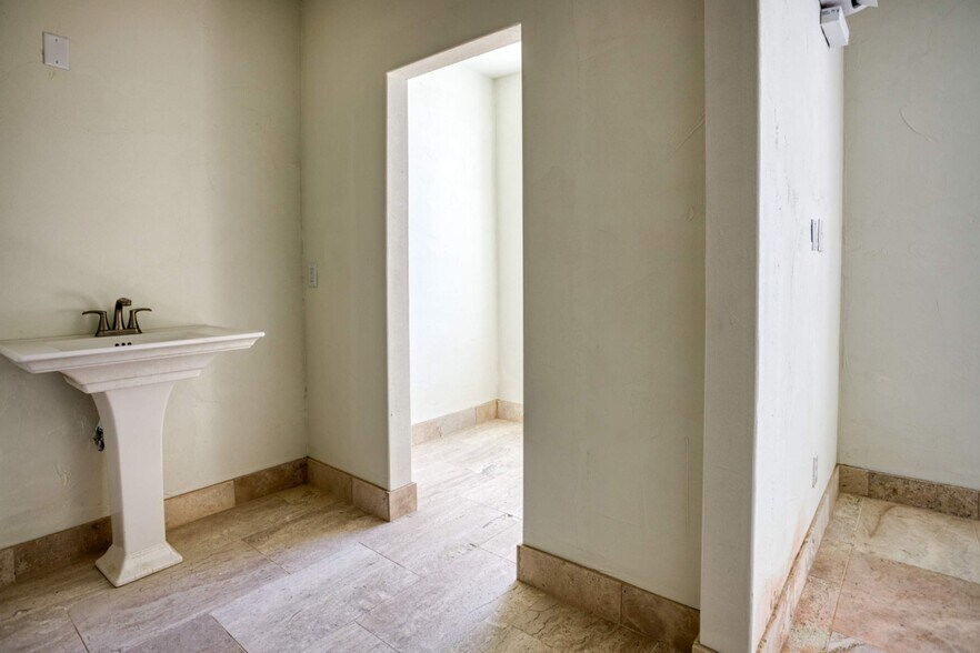 More Photos Of 615 W Avenue A, Port Aransas Apartments For Sale