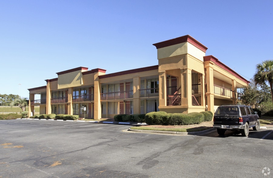 More Photos Of 3 Gateway Blvd S, Savannah Restaurant For Lease