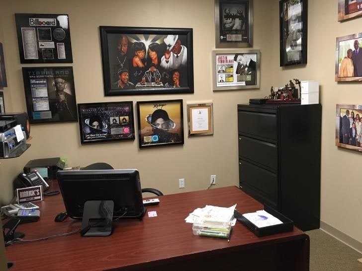 More Photos Of 201 Executive Way, DeSoto Showroom For Lease