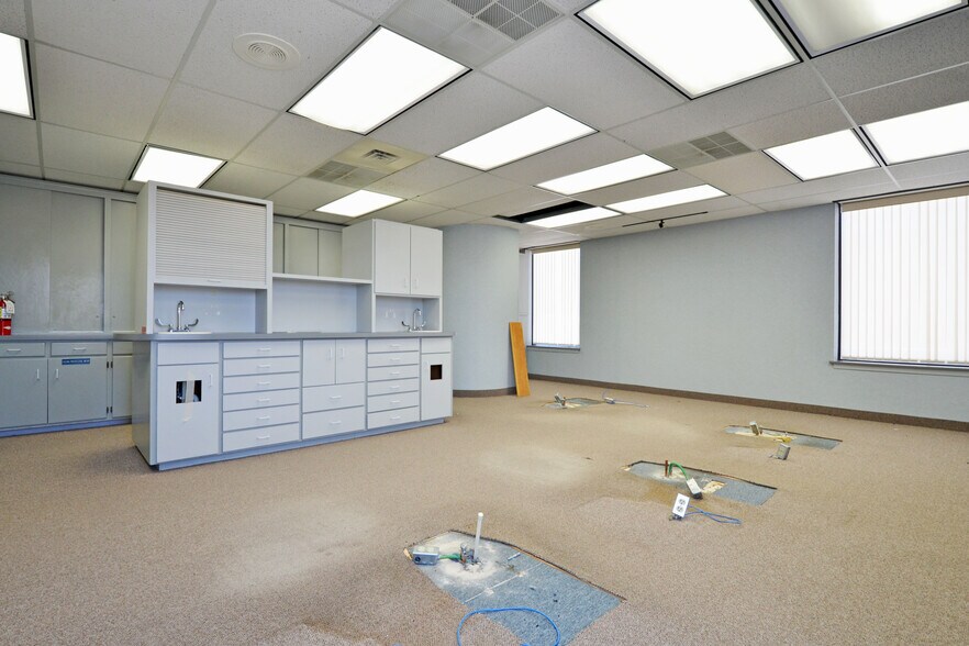 More Photos Of 1068 S Lake St, Forest Lake Medical For Lease