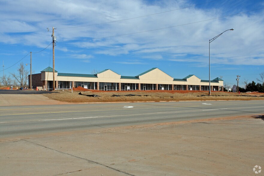 More Photos Of 1337 E State Highway 152, Mustang General Retail For Lease
