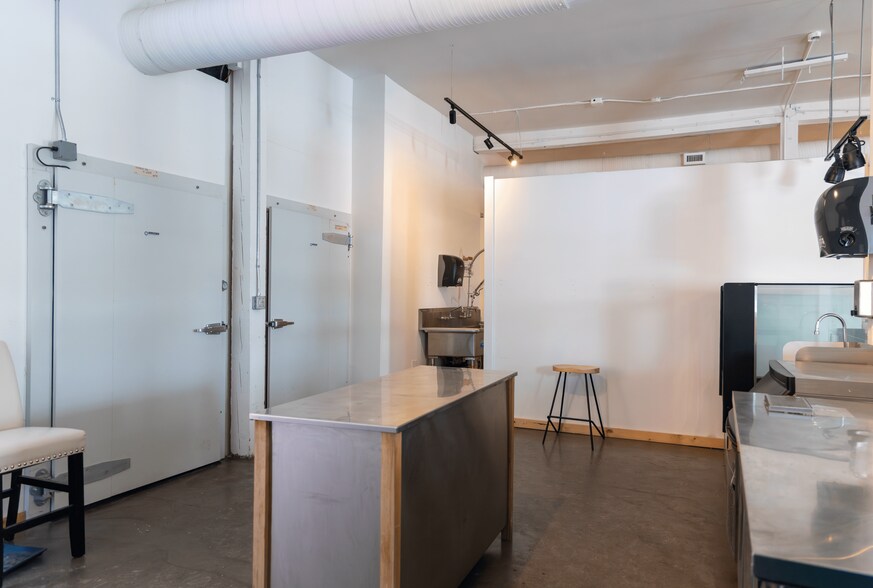 More Photos Of 417 Riverfront Av SE, Calgary Restaurant For Lease