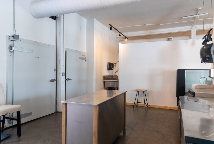 More Photos Of 417 Riverfront Av SE, Calgary Restaurant For Lease