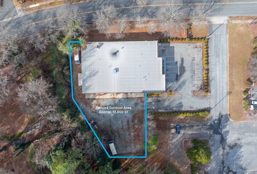 More Photos Of 8945 Covedale Dr, Charlotte Auto Repair For Lease