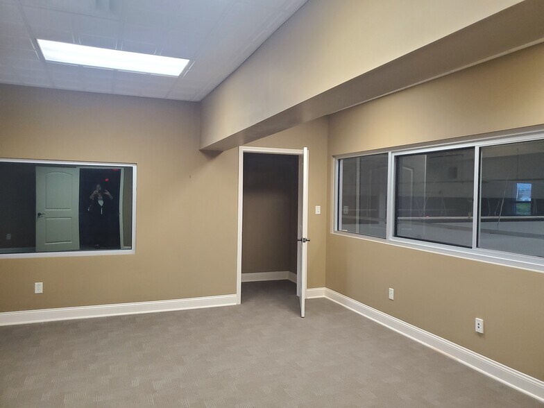 More Photos Of 4255 McKinley Pky, Hamburg Manufacturing For Lease