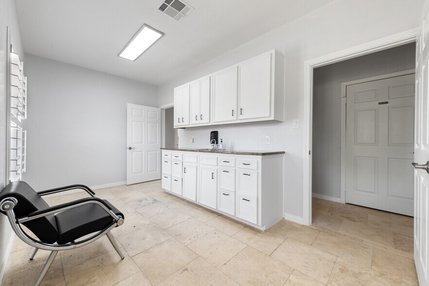 More Photos Of 103 Thousand Oaks Blvd, Georgetown Medical For Lease