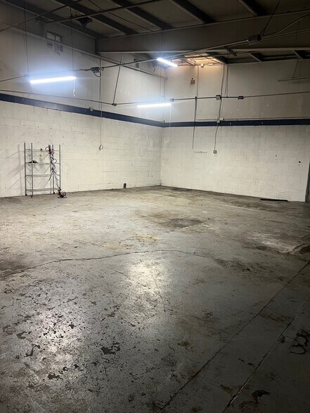 More Photos Of 2101 W Cornell Ave, Englewood Auto Repair For Lease