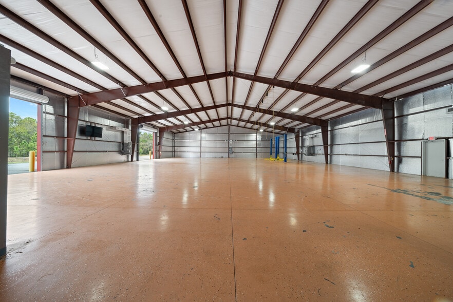 More Photos Of 3073 NE 37th Pl, Wildwood Warehouse For Lease