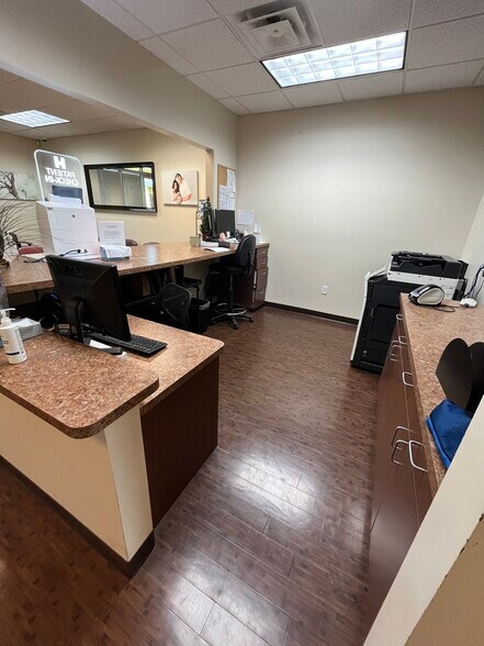 More Photos Of 41810 N Venture Dr, Phoenix Medical For Lease