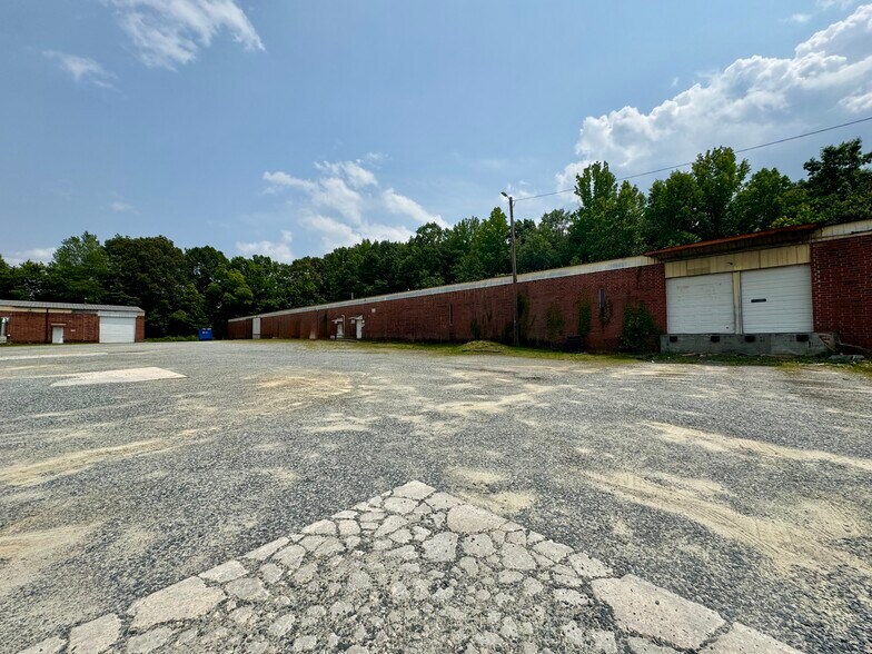 More Photos Of 114 Payne Rd, Thomasville Warehouse For Lease