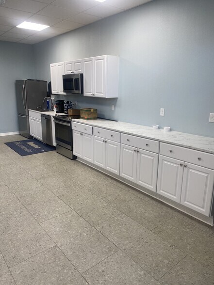 More Photos Of 1502 Alt 19, Palm Harbor Unknown For Lease