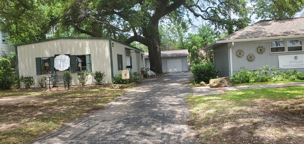 More Photos Of 1001 Avenue B, Katy Storefront Retail Office For Lease