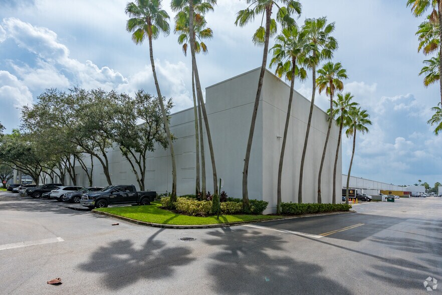 More Photos Of 8501 NW 17th St, Miami Distribution For Lease