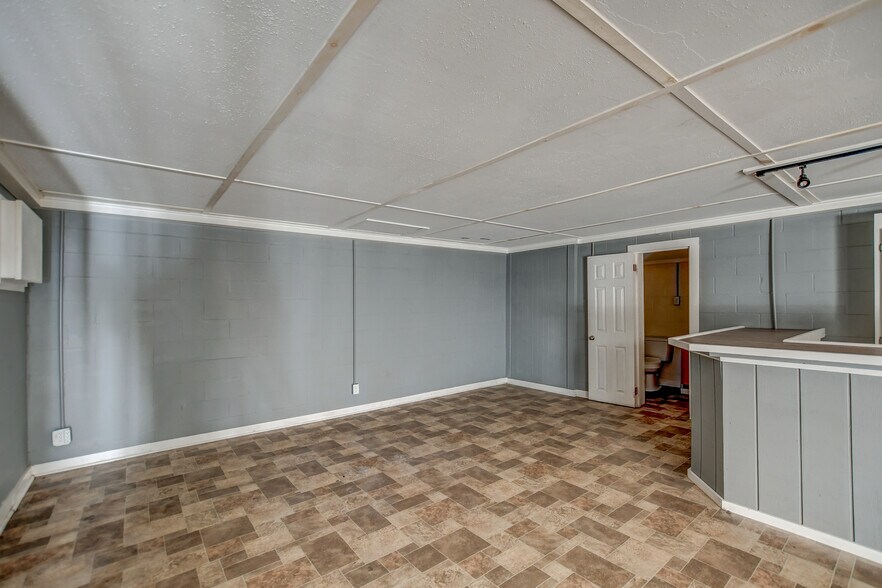 More Photos Of 1456 Trojan Rd, Cross Storefront Retail Office For Lease
