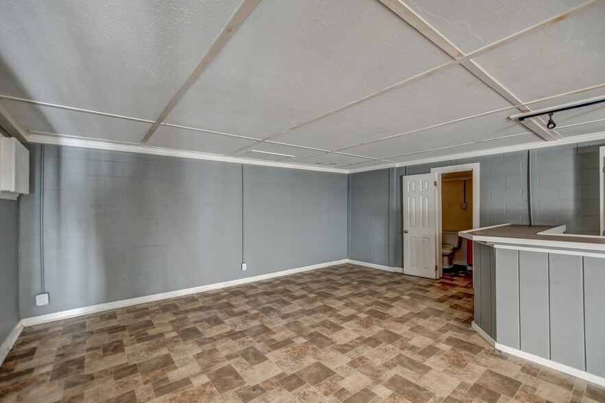 More Photos Of 1456 Trojan Rd, Cross Storefront Retail Office For Lease
