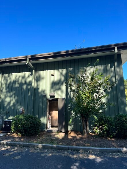 More Photos Of 547 Long Point Rd, Mount Pleasant Flex For Lease