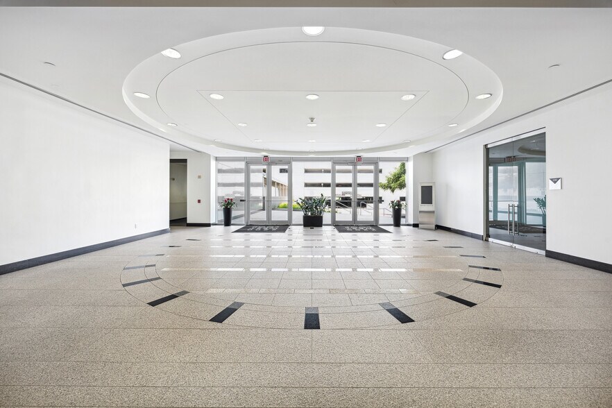 More Photos Of 2200 West Loop South, Houston Office For Lease