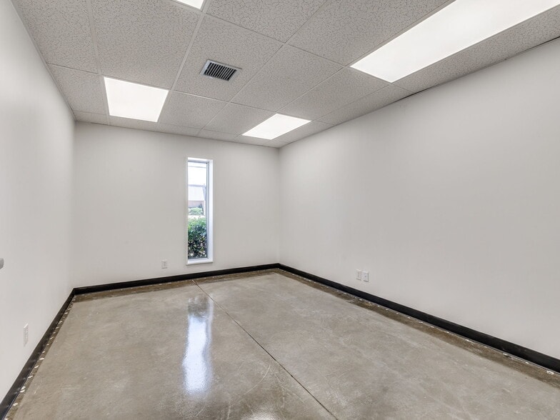 More Photos Of 9906 E 55th Pl, Tulsa Industrial For Lease