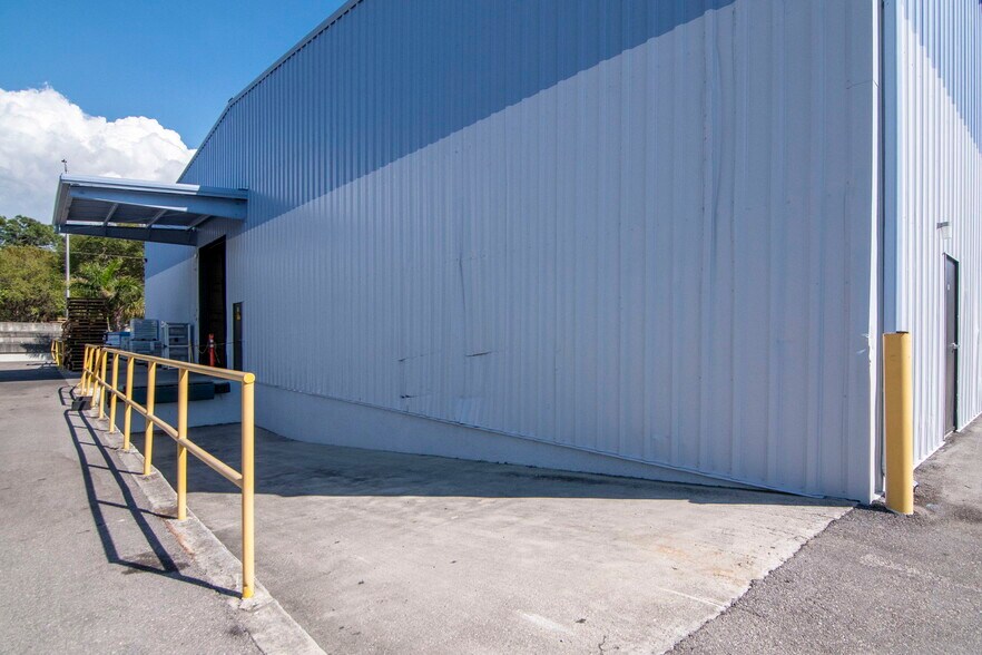 More Photos Of 4755 Mercantile Ave, Naples Unknown For Lease