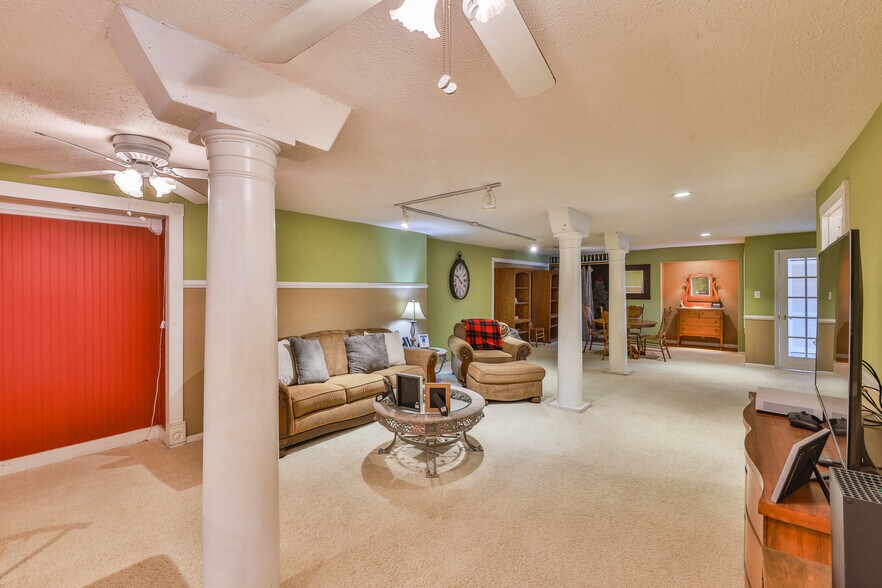 More Photos Of 126 N Wilson St, Dresden General Retail For Sale