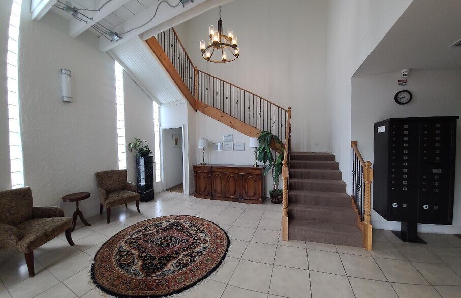 More Photos Of 7910 N Tamiami Trl, Sarasota Office For Lease