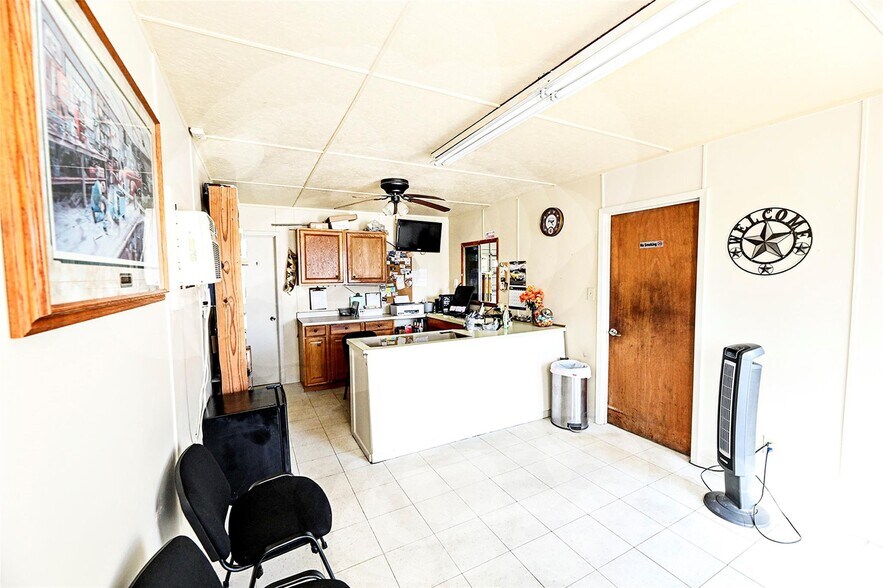 More Photos Of 108 E Wise St, Bowie Specialty For Sale