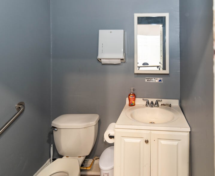 More Photos Of 3409 Greenmount Ave, Baltimore Storefront For Sale