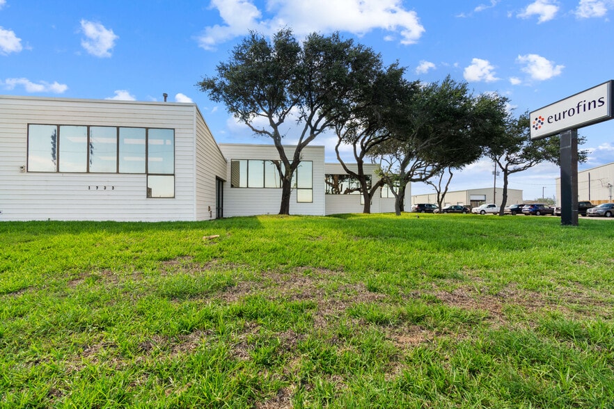 More Photos Of 1733 N Padre Island Dr, Corpus Christi Research And Development For Lease
