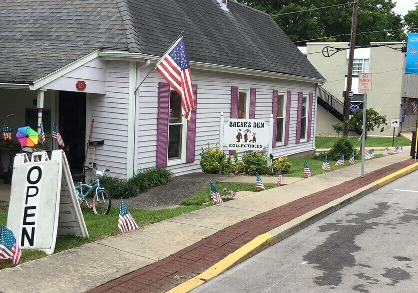 More Photos Of 724 Washington St, Shelbyville Freestanding For Sale