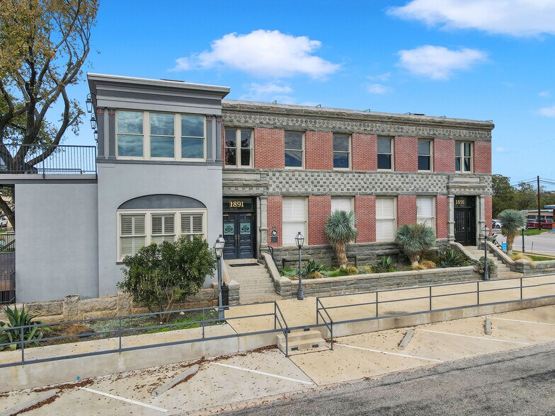 More Photos Of 601 Bessemer Ave, Llano Restaurant For Sale