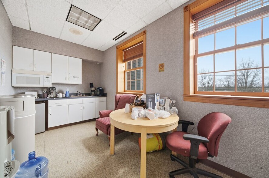 More Photos Of 921 S State St, Lockport Office For Sale