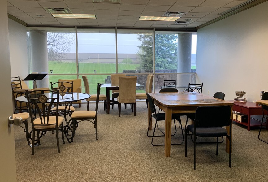 More Photos Of N28W23000 Roundy Dr, Pewaukee Office For Sale