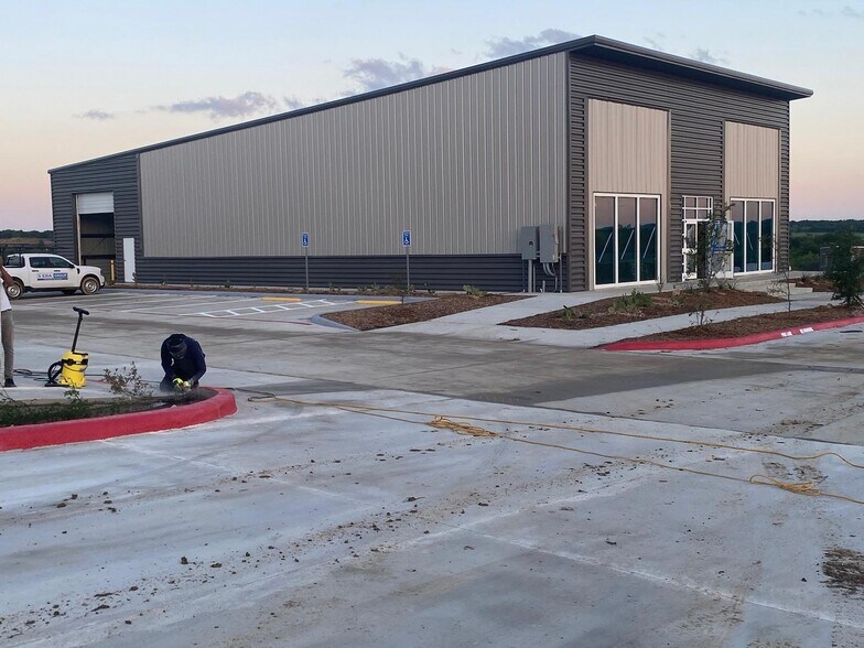 More Photos Of 109 Carl Kessler Blvd, Mineral Wells Showroom For Lease