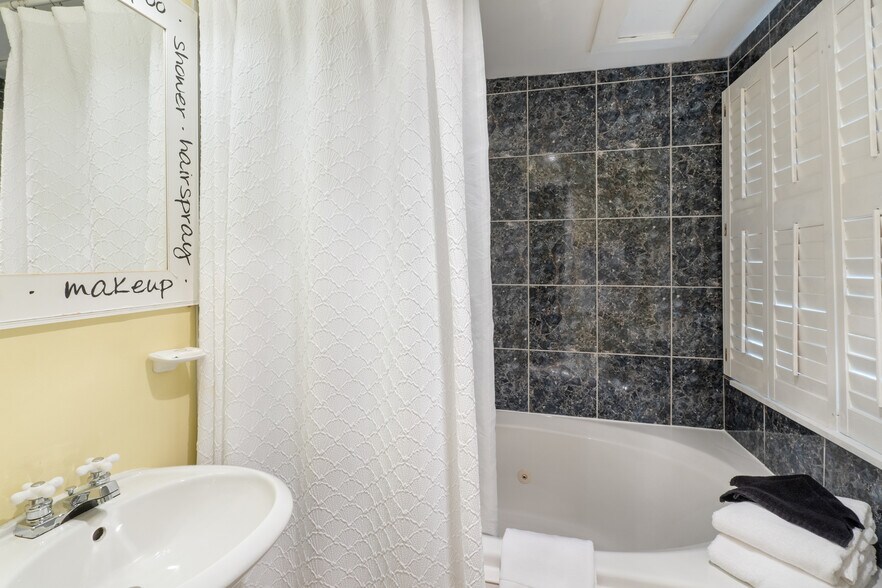 More Photos Of 5 Ojo St, Eureka Springs Hospitality For Sale