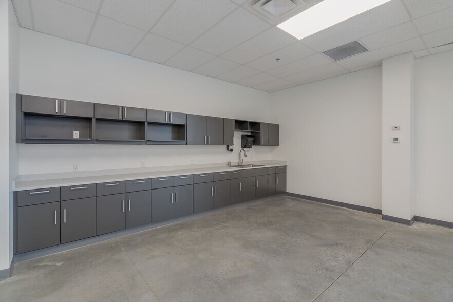 More Photos Of 2677 Huntington Park Dr, Loudon Warehouse For Lease