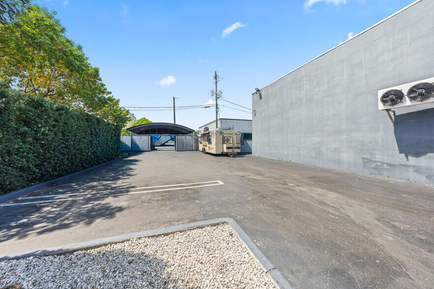 More Photos Of 2500 NW 39th St, Miami Light Distribution For Sale