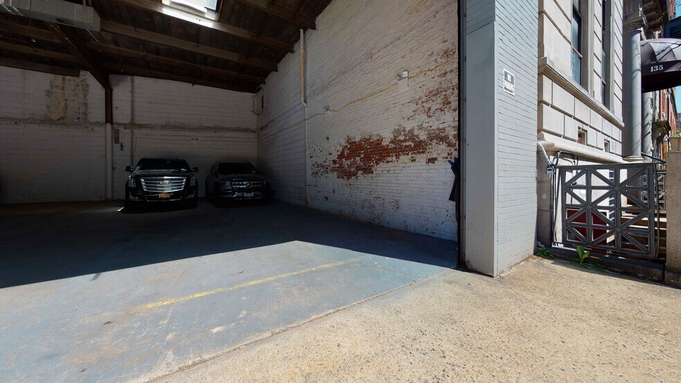 More Photos Of 139 Charles St, New York Storefront For Lease