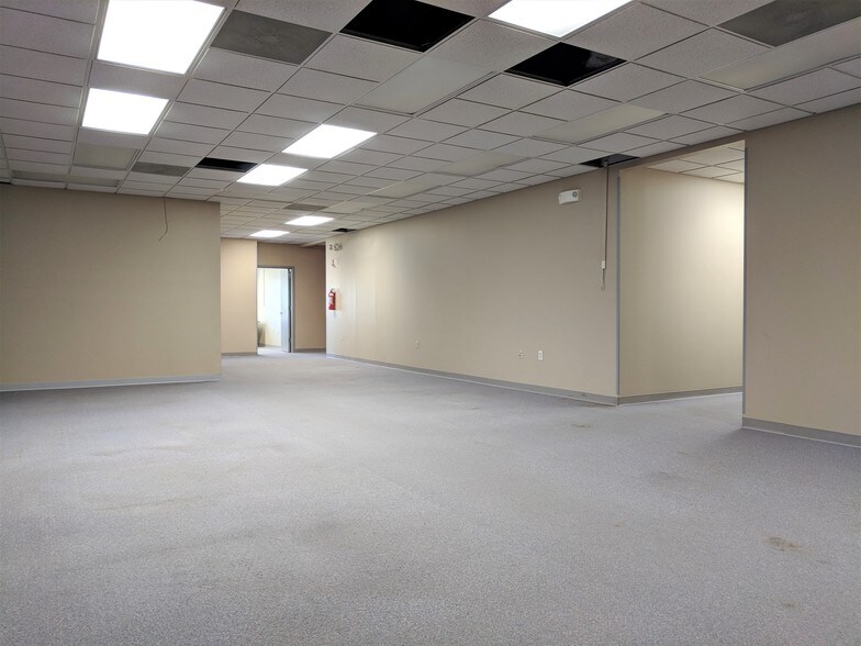 More Photos Of 901 W Main St, El Paso Office For Sale