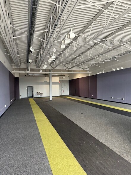 More Photos Of 1854 S Rochester Rd, Rochester Hills Storefront For Lease