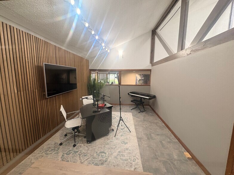 More Photos Of 18935 N I-45, Spring Loft Creative Space For Lease