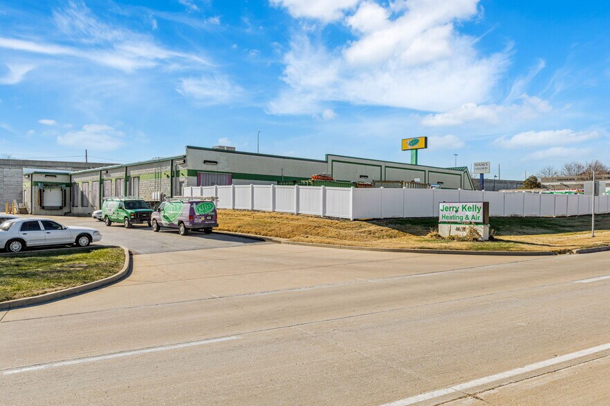 More Photos Of 4631 N Saint Peters Parkway, Saint Charles Flex For Sale