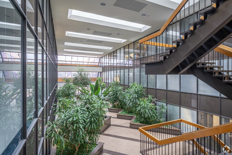 More Photos Of 2121 Sage Rd, Houston Office For Lease