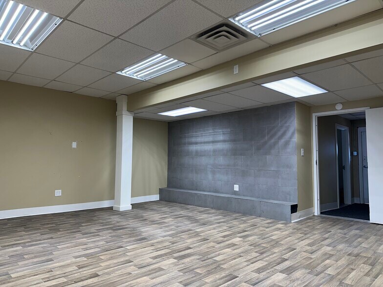 More Photos Of 733-759 Memorial Ave, West Springfield Showroom For Sale