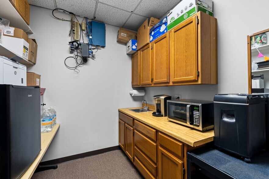 More Photos Of 222 S Sidney Baker St, Kerrville Office For Lease